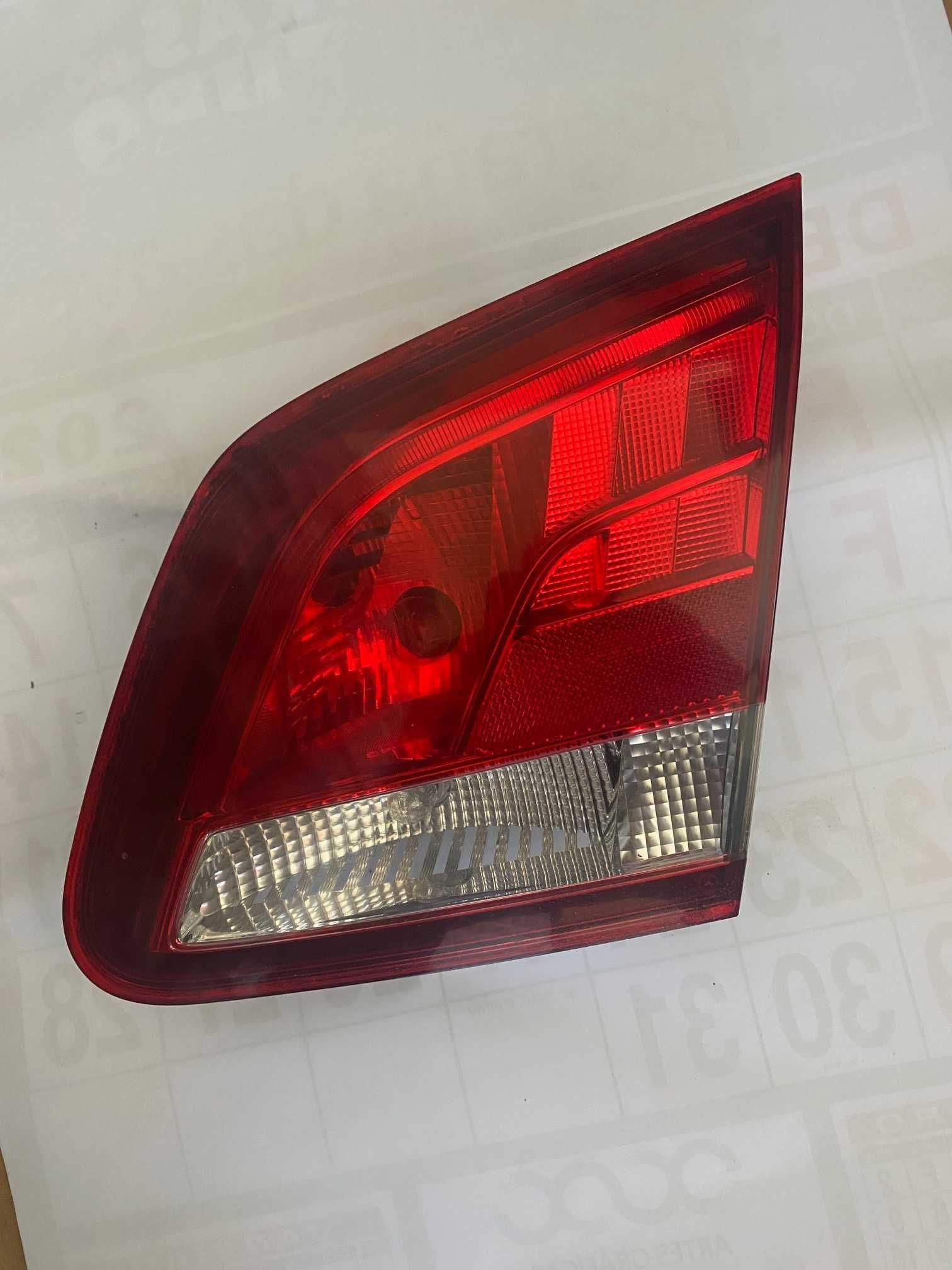 MERCEDES BENZ B W246 PARA VENDA FAROLIM LED TAMPA DA MALA DIREITO