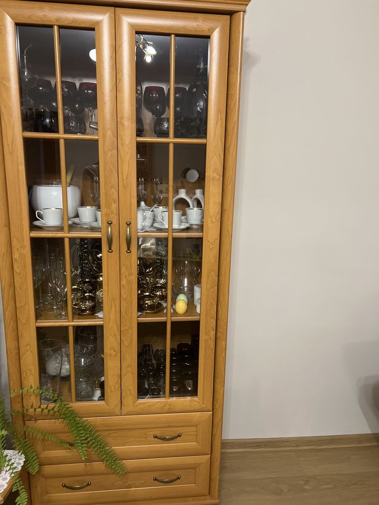 Witryna szklana z szufladami