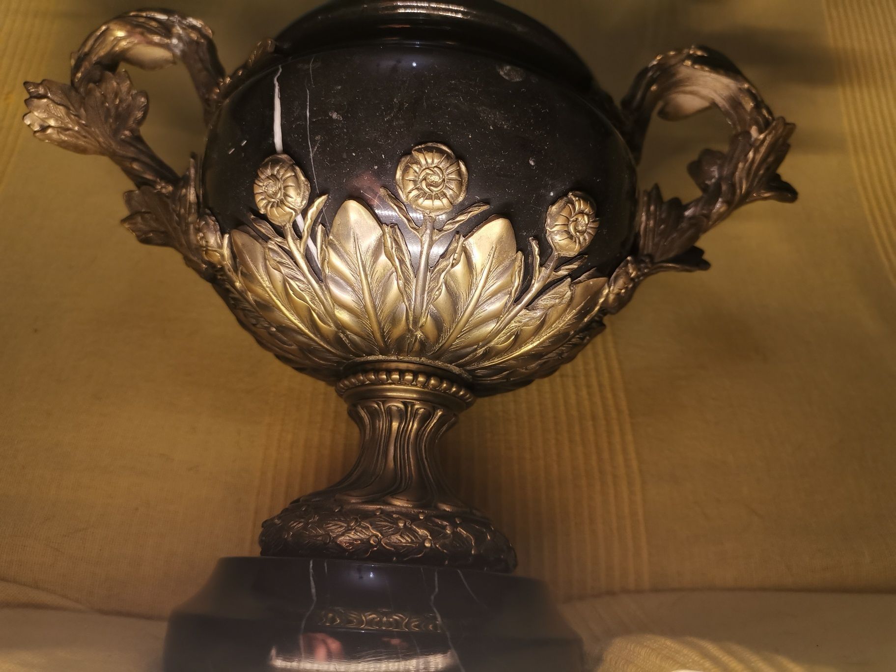 Taça antiga em mármore e bronze