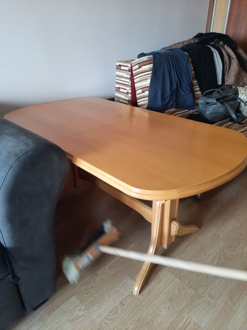 Stół w dobrym stanie