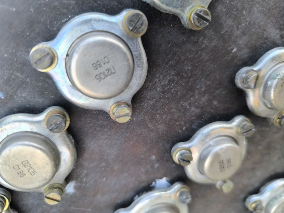 Транзисторы П210Б на радиаторе