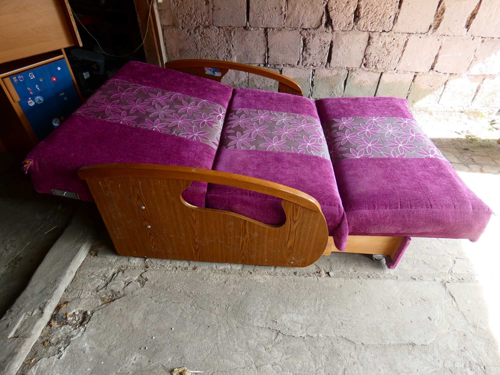 Łóżko-sofa koloru różowego