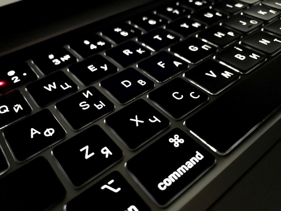 Лазерне Гравірування клавіатури Apple Macbook Air та Macbook Pro