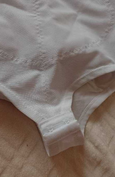 (110C) (48/4XL) Ekskluzywne, białe Body modelujące z Londynu, jak NOWE