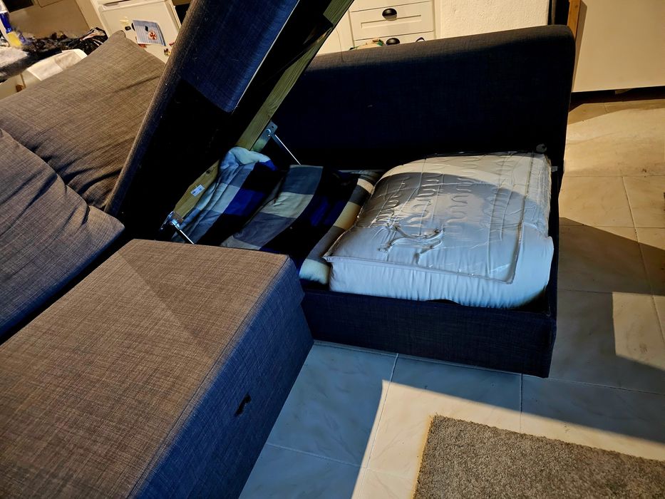 Sofá com cheselong e arrumação