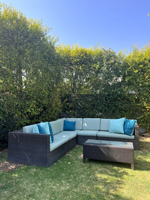 Conjunto de sofas de jardim em L e mesa de apoio em vidro e almofadas