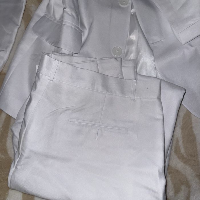 Білий костюм жакет і брюки