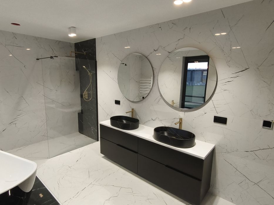 Doświadczony i dokładny płytkarz, glazurnik