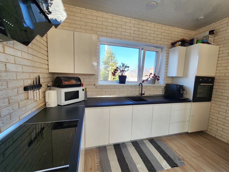 Будинок з гарним ремонтом та меблями в мальвничій Бучі