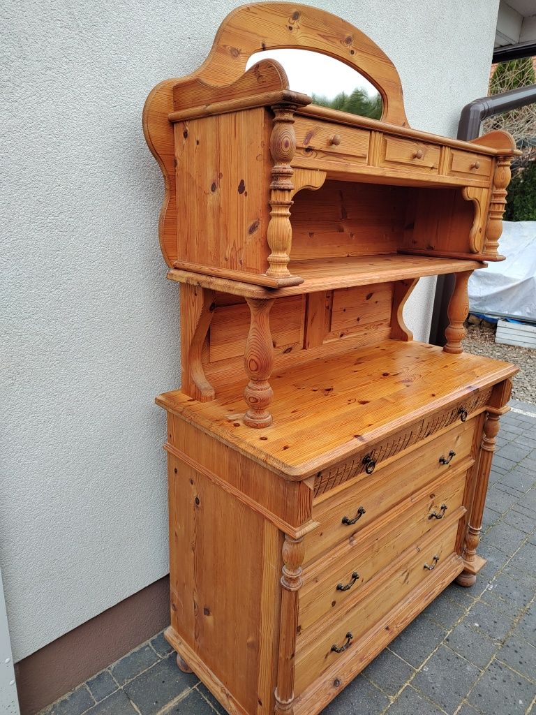 Drewniany kredens rzeźbiony fajans