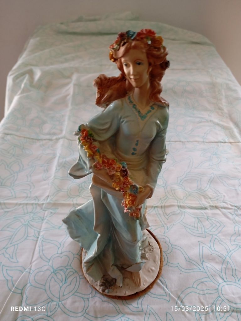 Boneca decorativa em marfinite