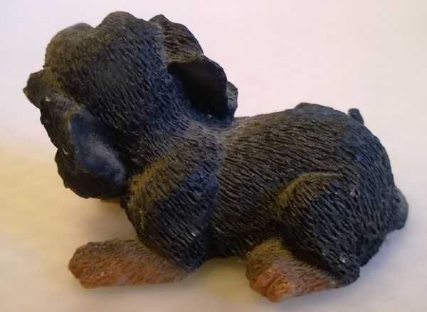Figurka piesek pies leżący czarny 3 cm
