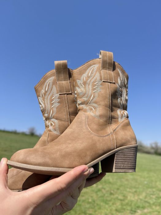 Стильні шкіряні козаки з вишивкою