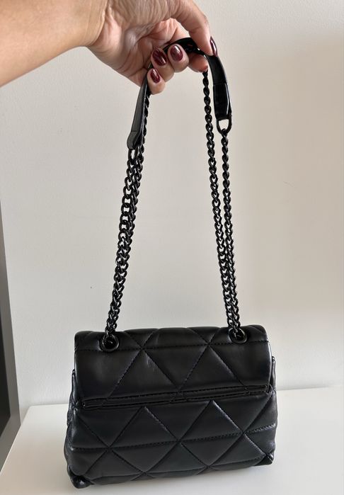 Carteira Prada muito bonita usada 2 vezes, preta e com alça regulavel.