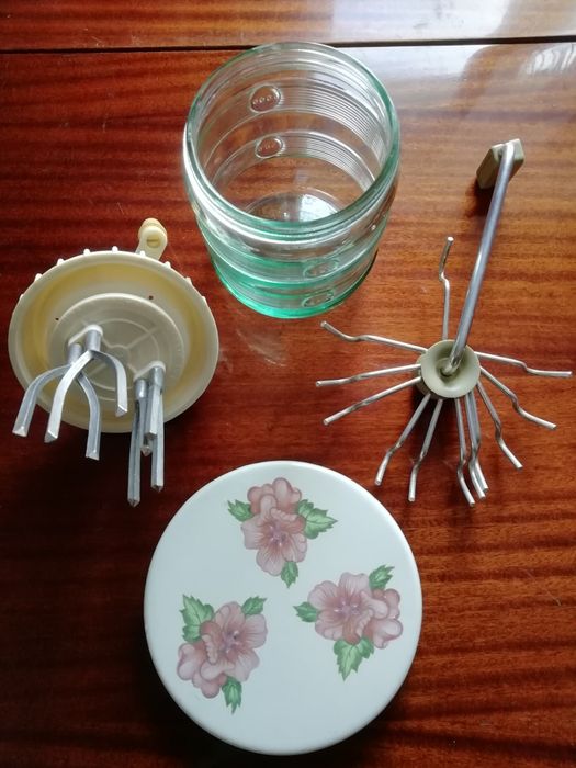 Высечки для печенья, ручной миксер, подставка , вешалка для чашек.