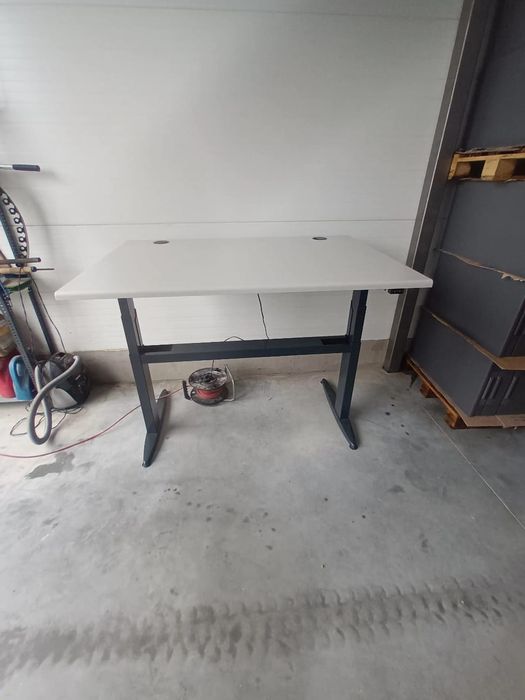 Biurko elektryczne z elektrycznie regulowanym blatem