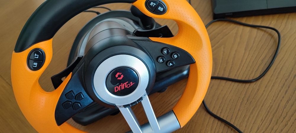 Volante Steering wheel + Pedals.