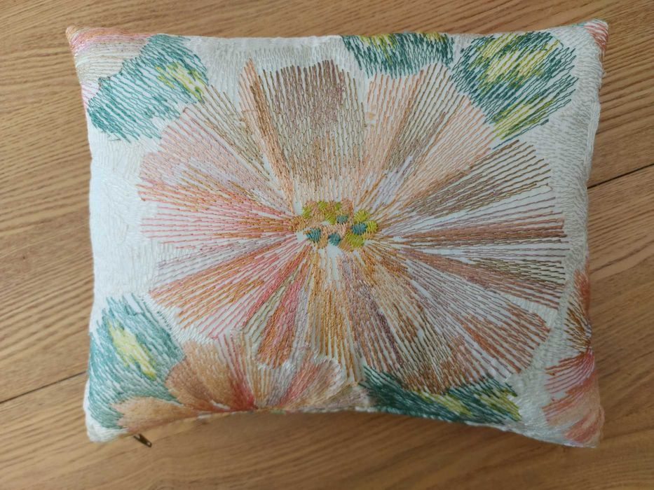 Almofada decorativa c/ flor bordada 34 x 26 cm