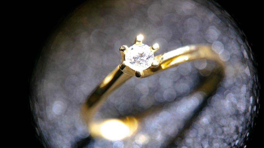 Złoty pierścionek Zaręczynowy z brylantem - APART + Certyfikat