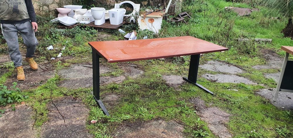 secretária como nova com tampo em madeira