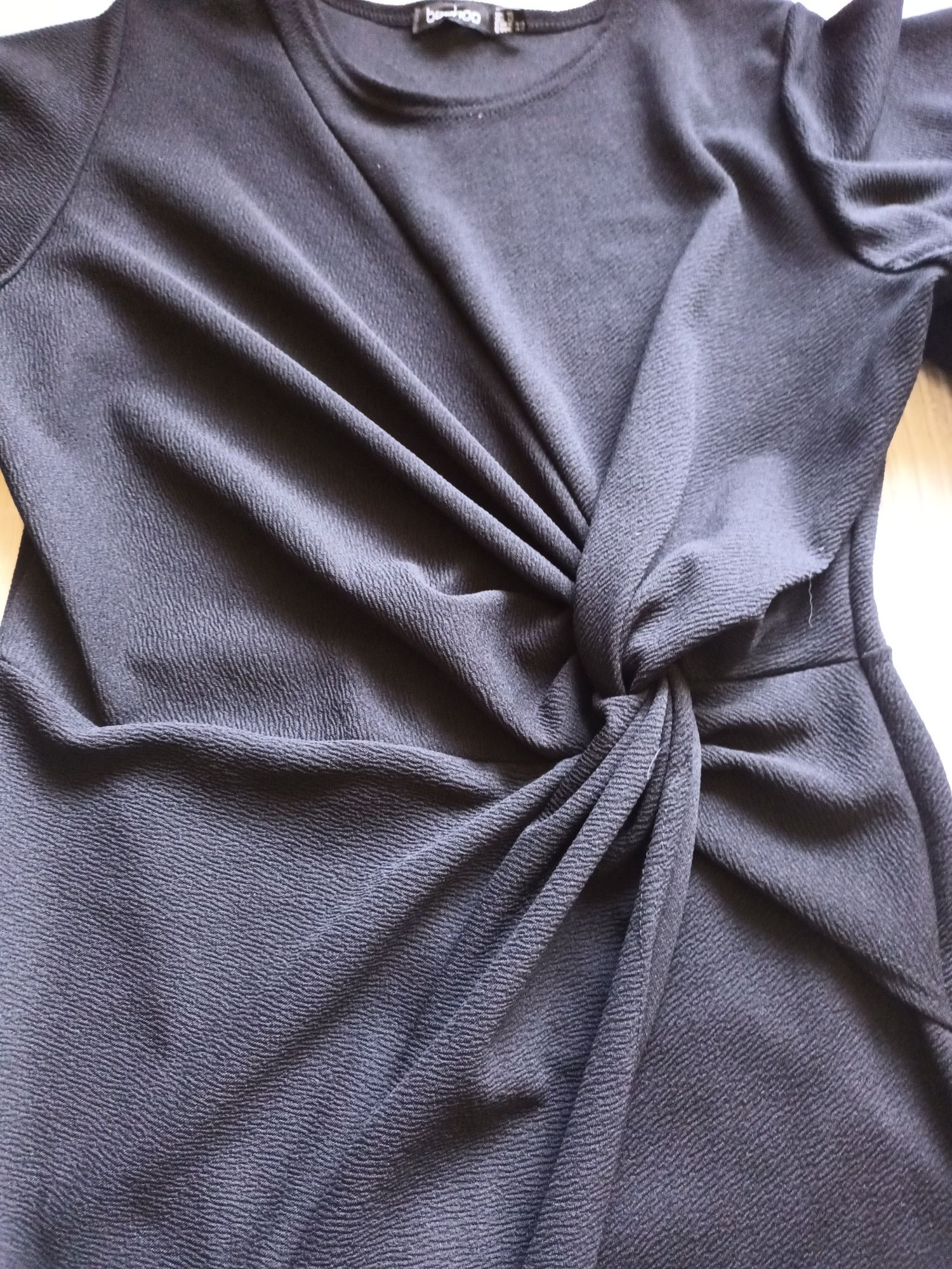 Czarna suknia z ozdobnym węzłem