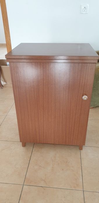 Maquina de costura e móvel.