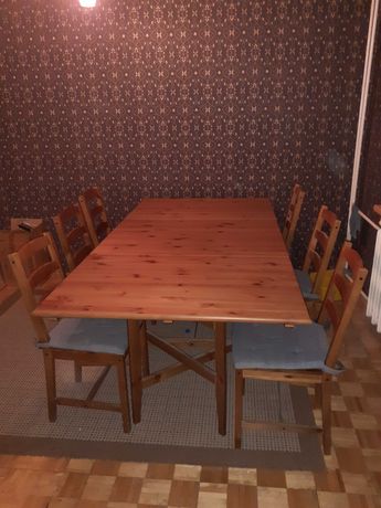 Stół rozkładany i 6 krzeseł z poduszkami
