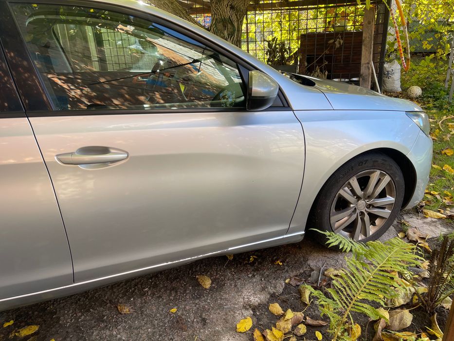 Продам автомобіль Пежо 308 2016