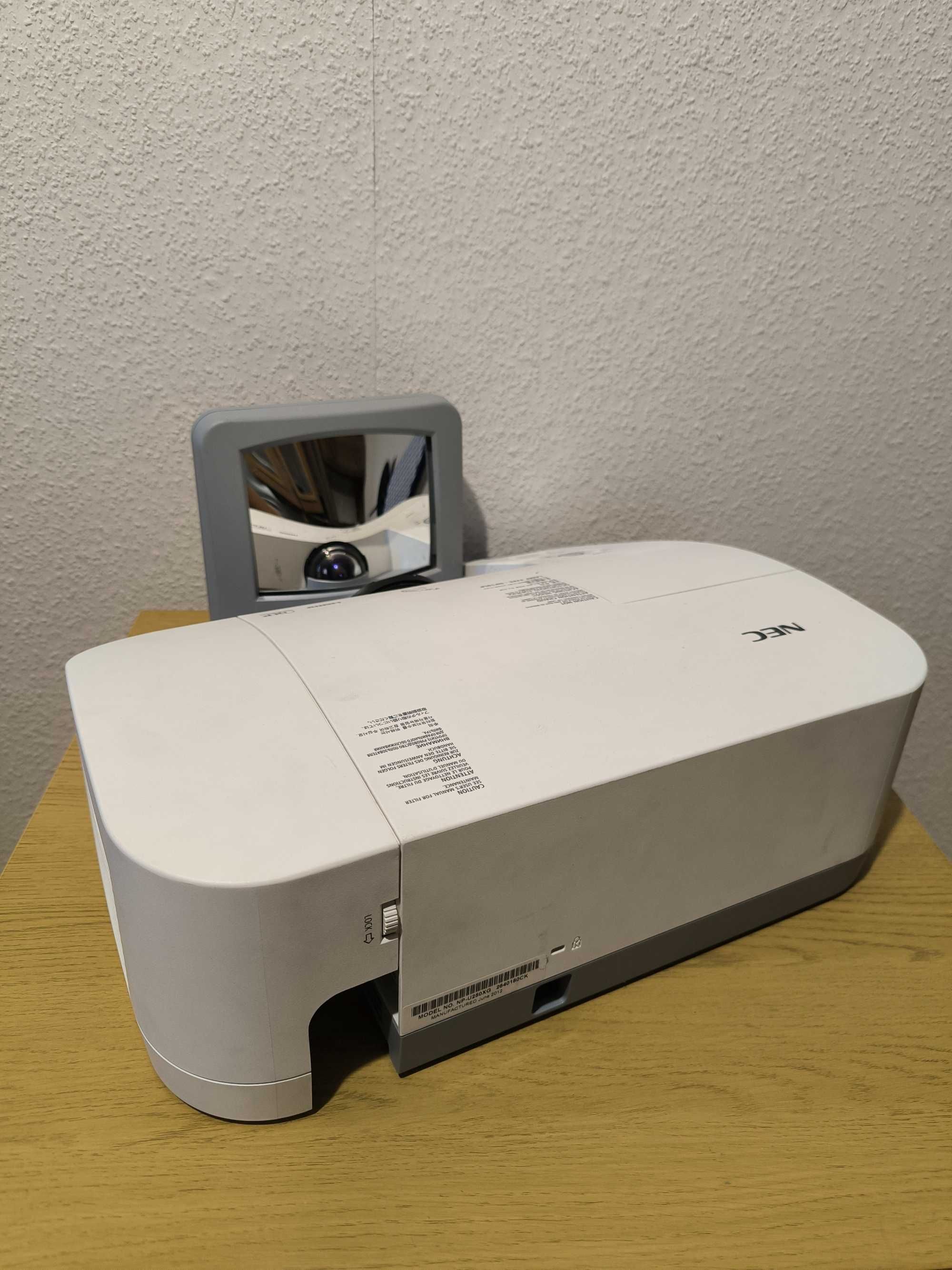Projektor NEC NP250X DLP + Ekran GRATIS