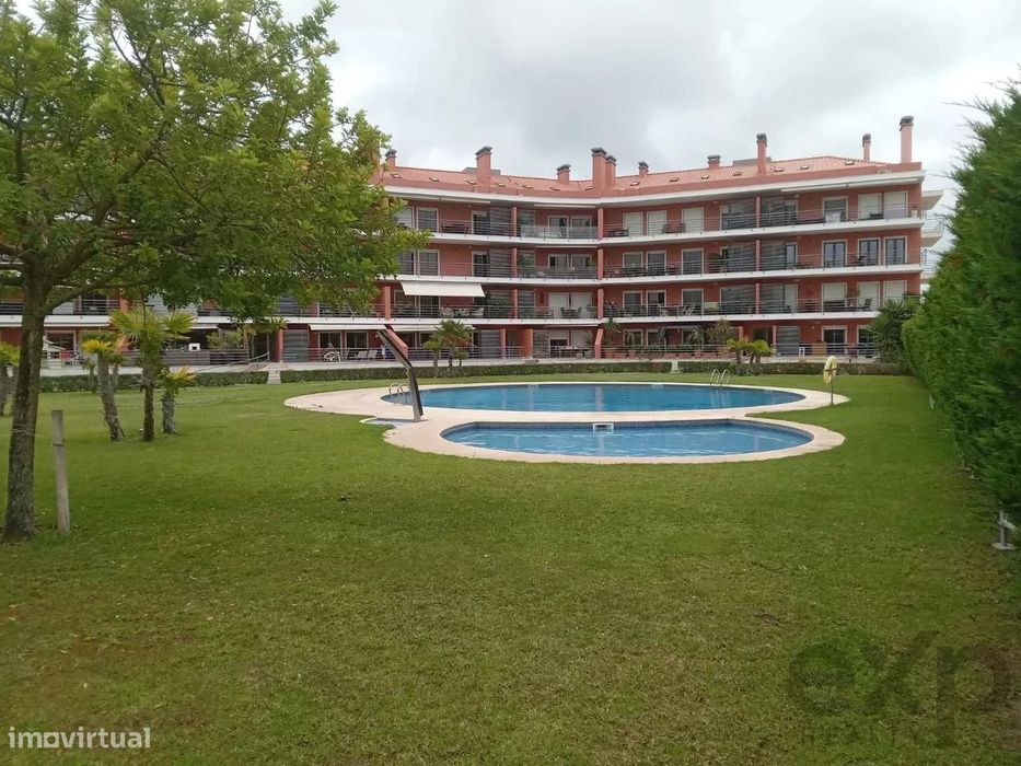 Moderno apartamento de 4 quartos com terraço e acesso à piscina em Oei