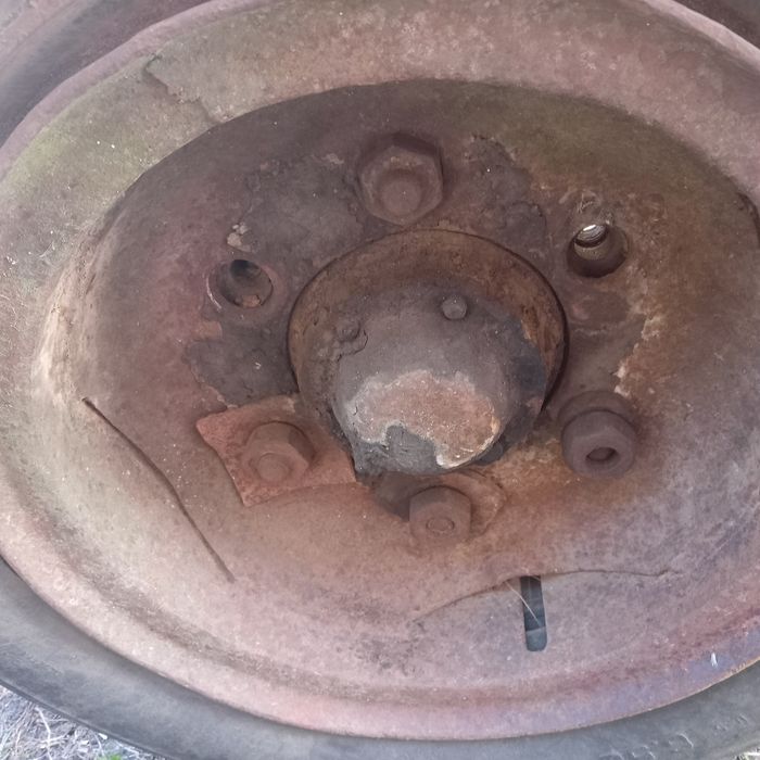 Балка на  прицеп з ступицями