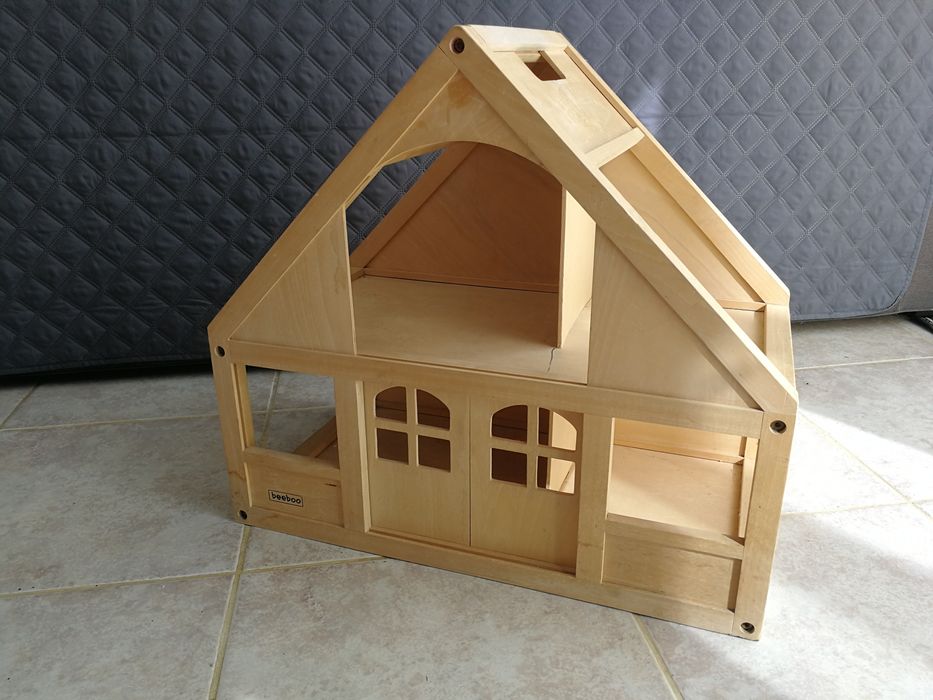 Casa de munecas de madeira