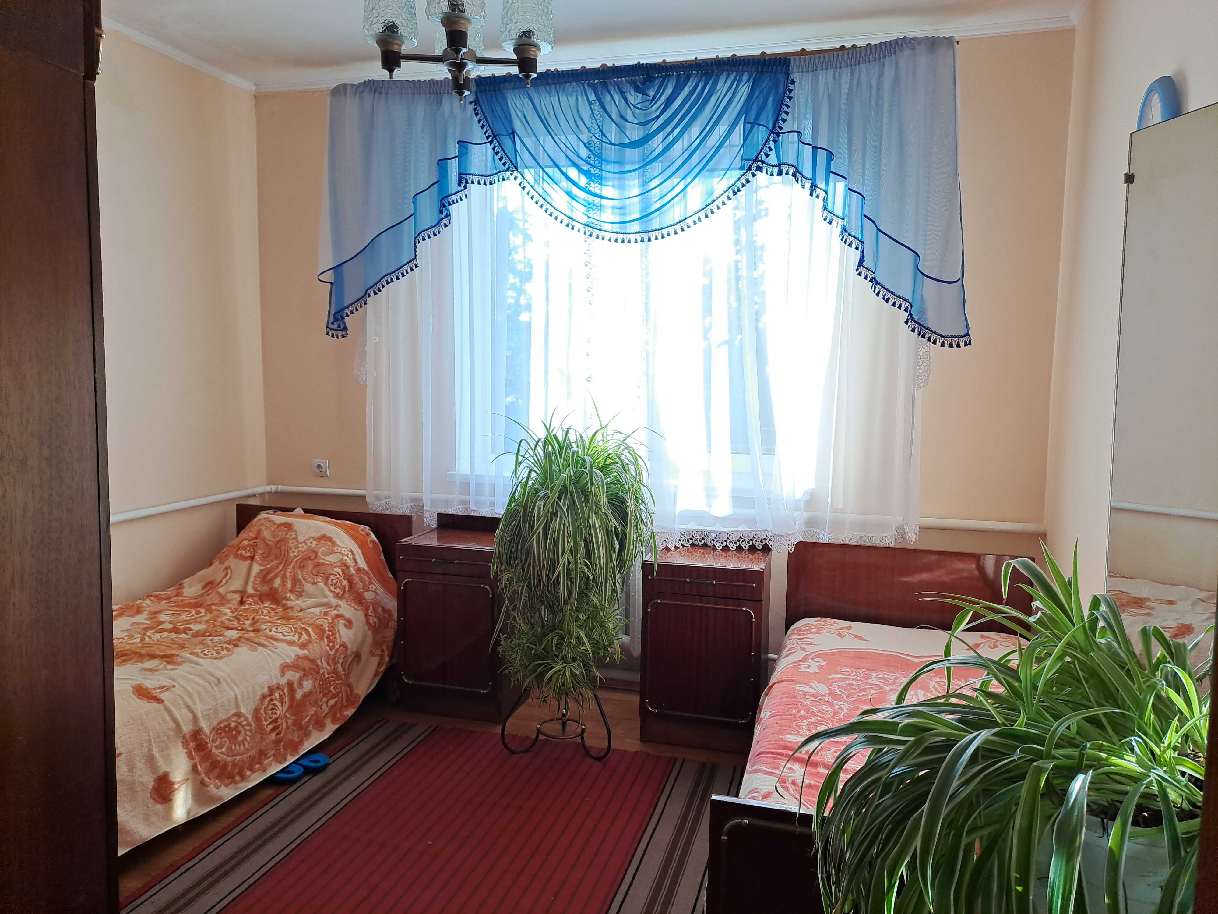 Здаеться  кімната для 1 чи 2 -х хлопців, всі зручності