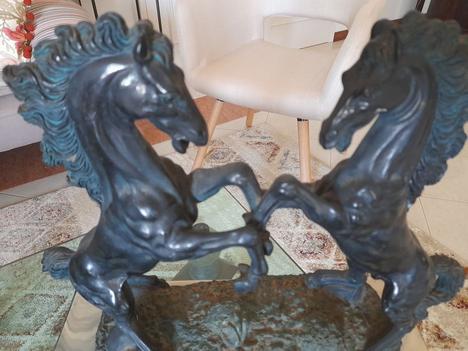 Peça porcelâmica de dois cavalos