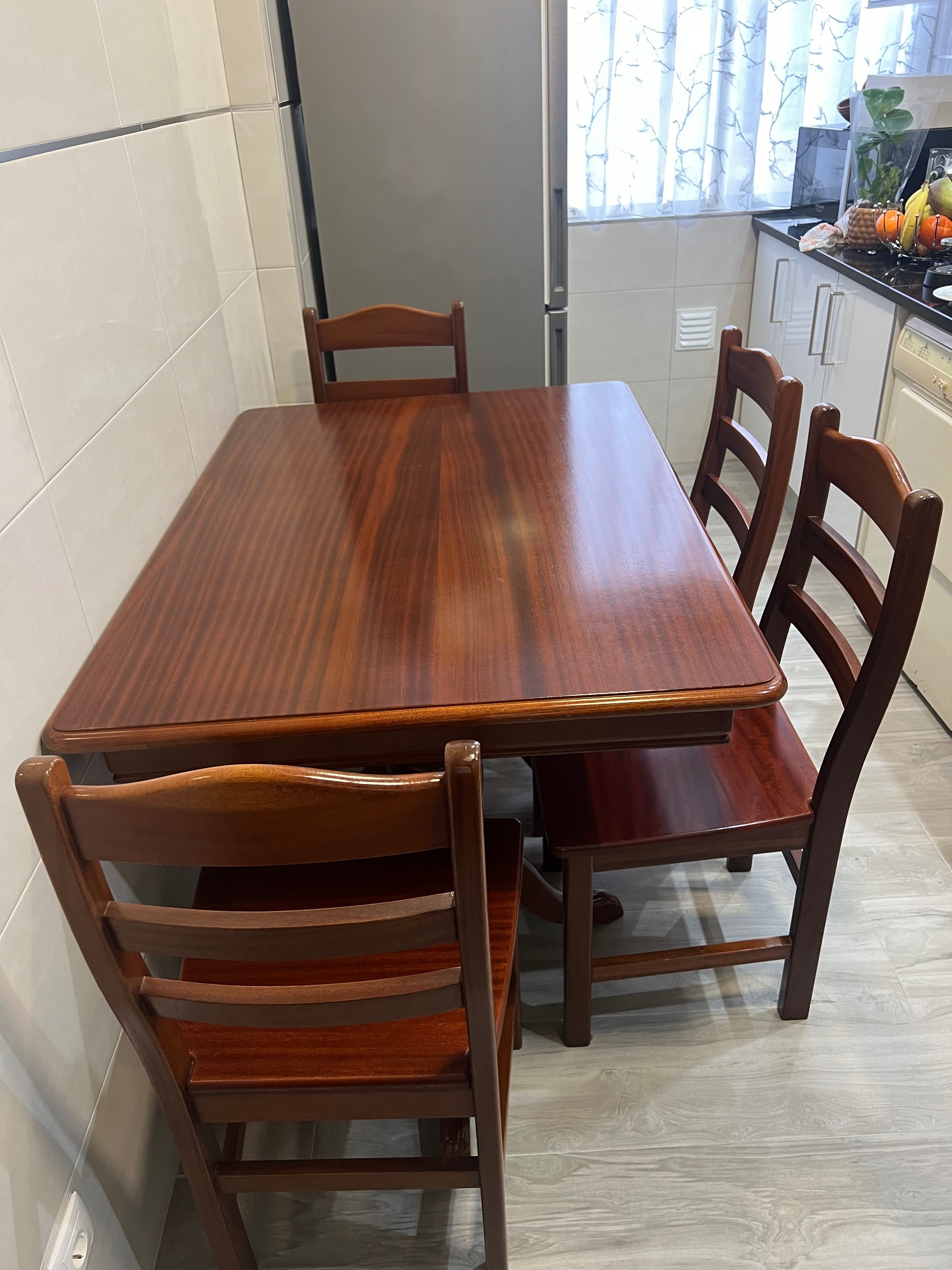Conjunto Mesa de Jantar e 4 Cadeiras