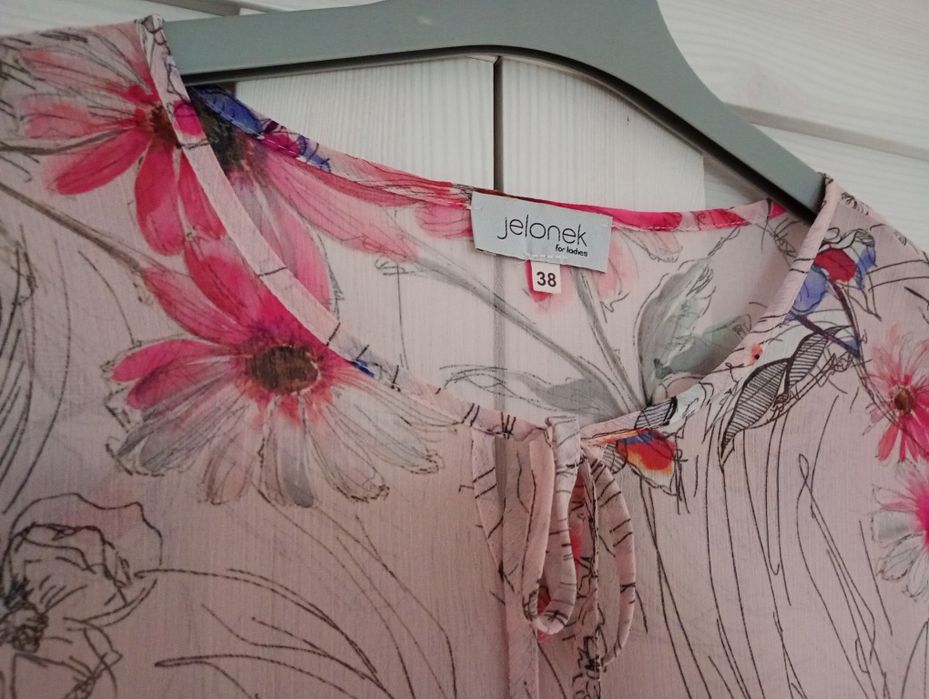 Śliczna sukienka wizytowa kwiatowy wzór pudrowy róż