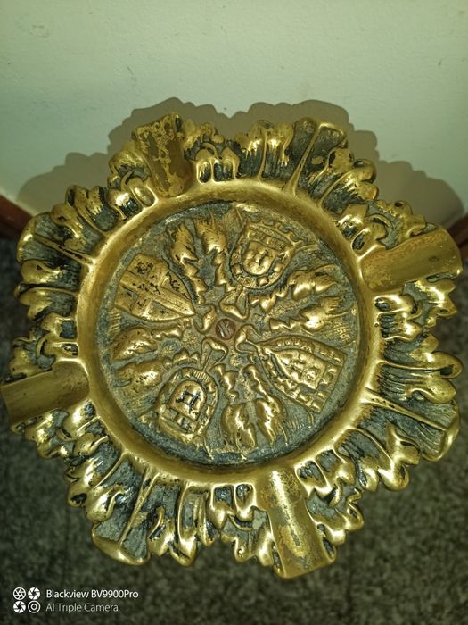 Cinzeiro de pé em latão bem robusto