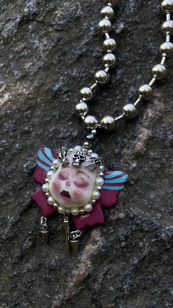 Naszyjnik porcelanowa laleczka z ćwiekami