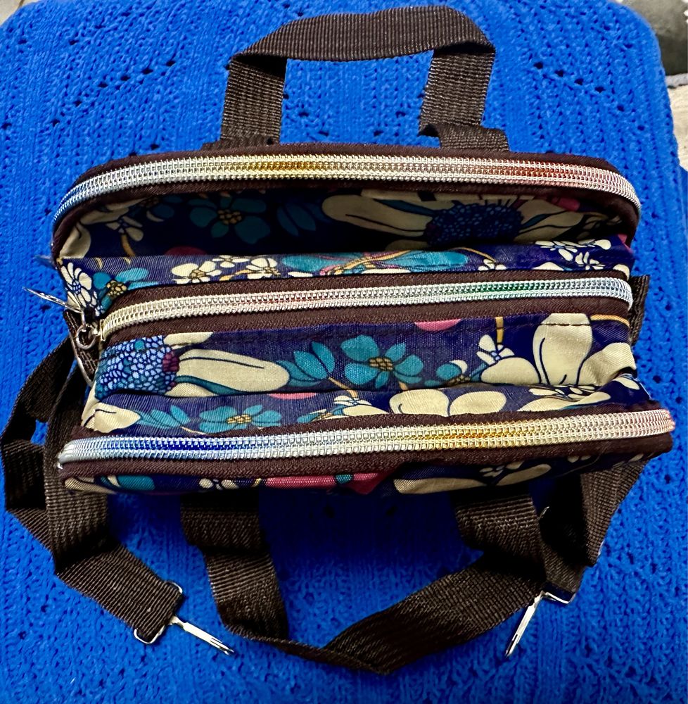 Mała torebka nowa kosmetyczka zapinana na zamki z paskiem LeSportsac