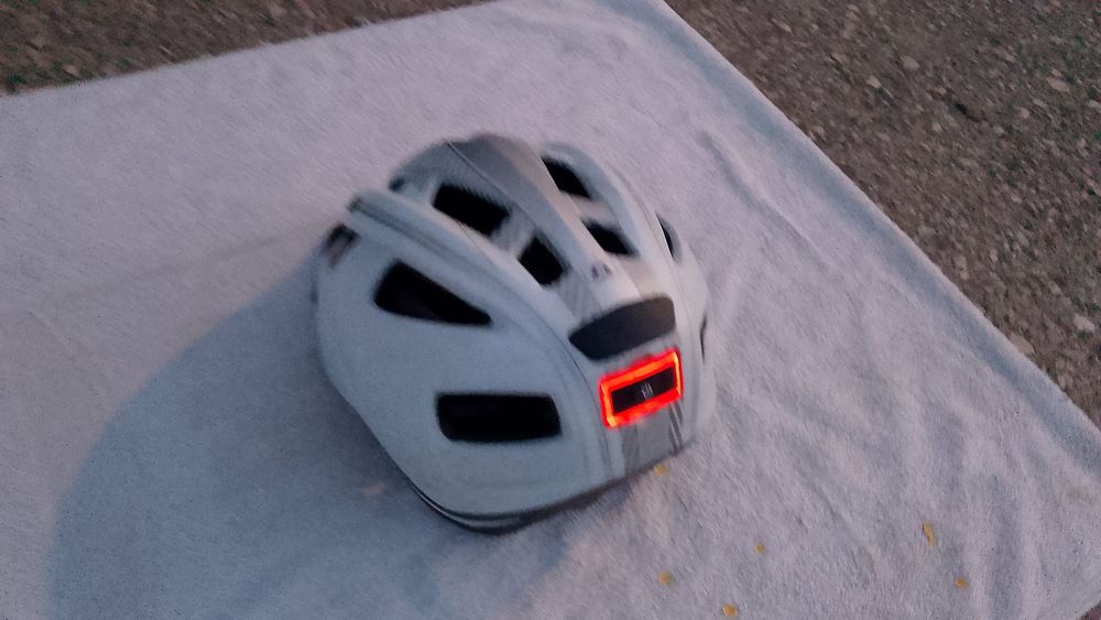 Capacete de bicicleta com luz