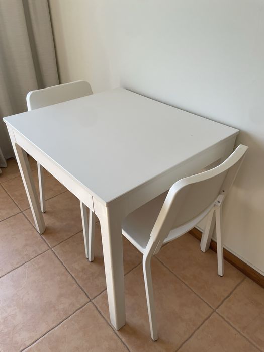 Mesa + 2 cadeiras