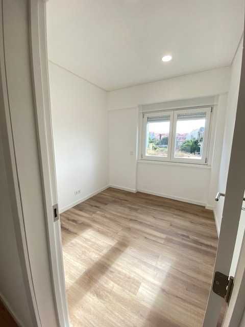 Apartamento T2, com terraço, remodelado, junto ao comboio da Amadora.