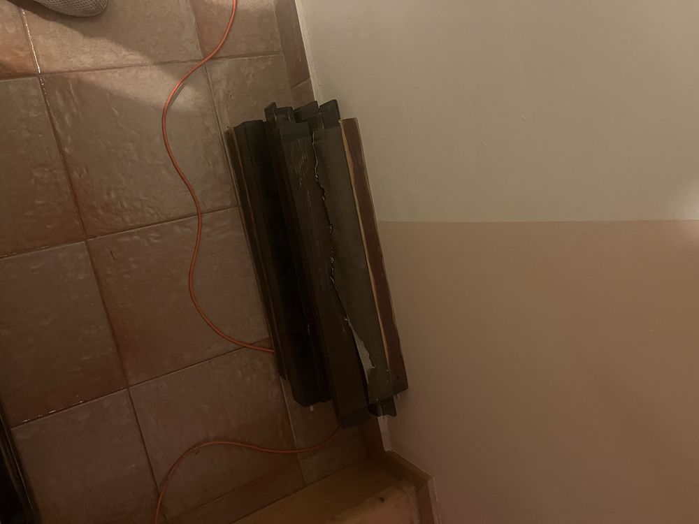 Drewniana sidna konstrukcja do 2 foteli i stolika