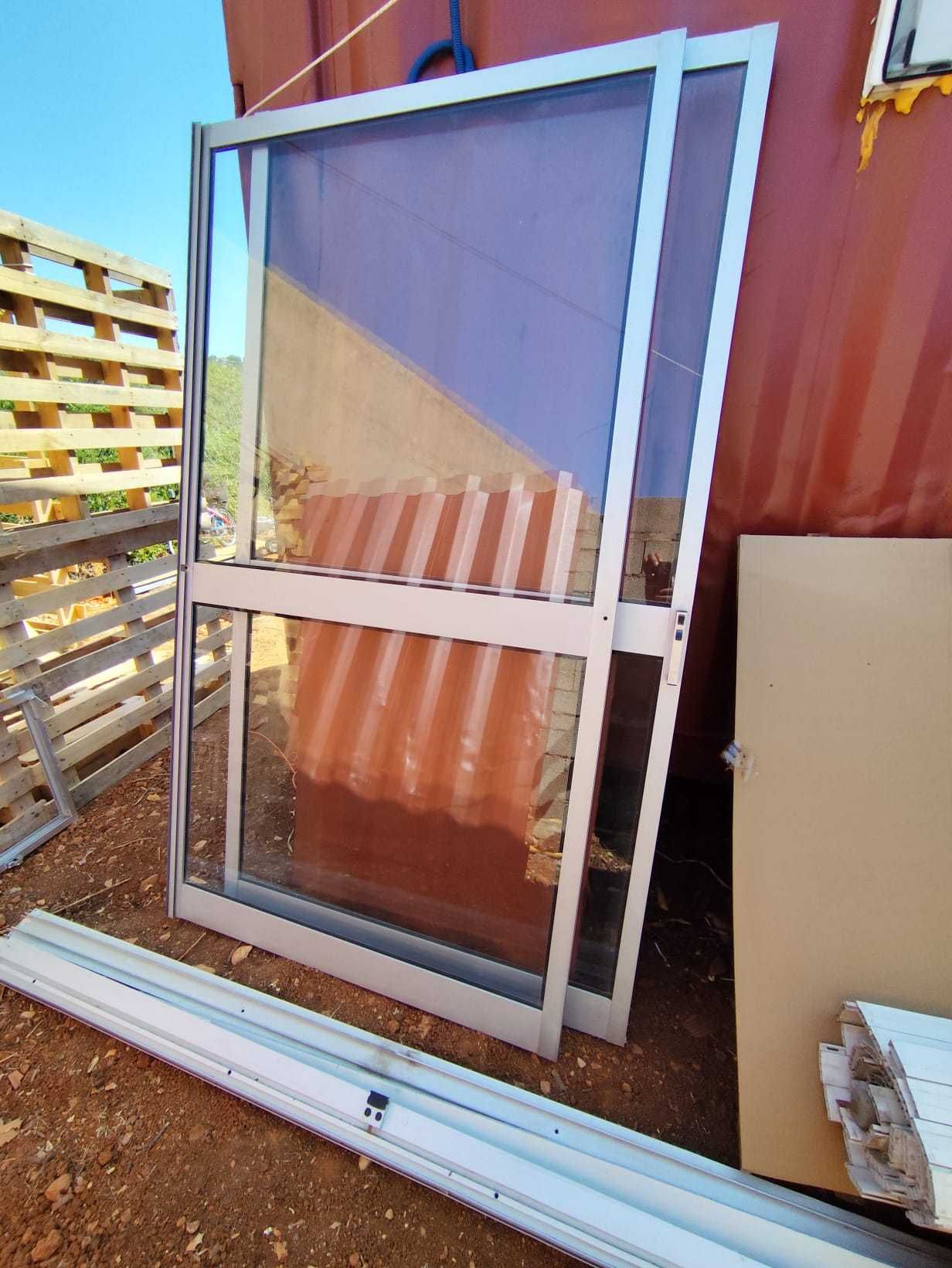 Portas de aluminio com vidros, trilhos e estores + janelas