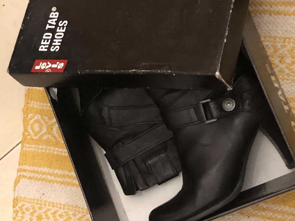 Botins pretos, de pele Levis, 38