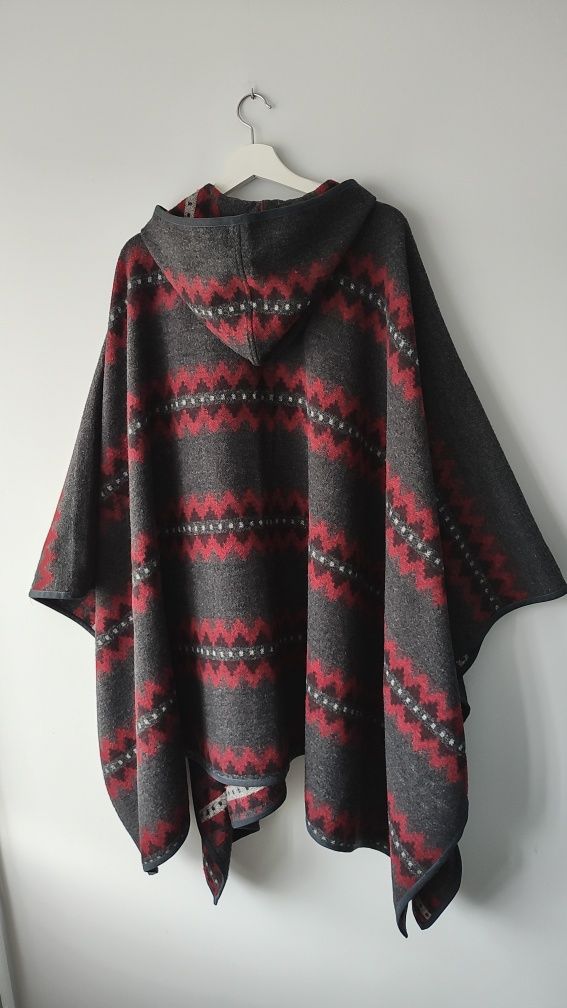 Wełniane poncho z kapturem
