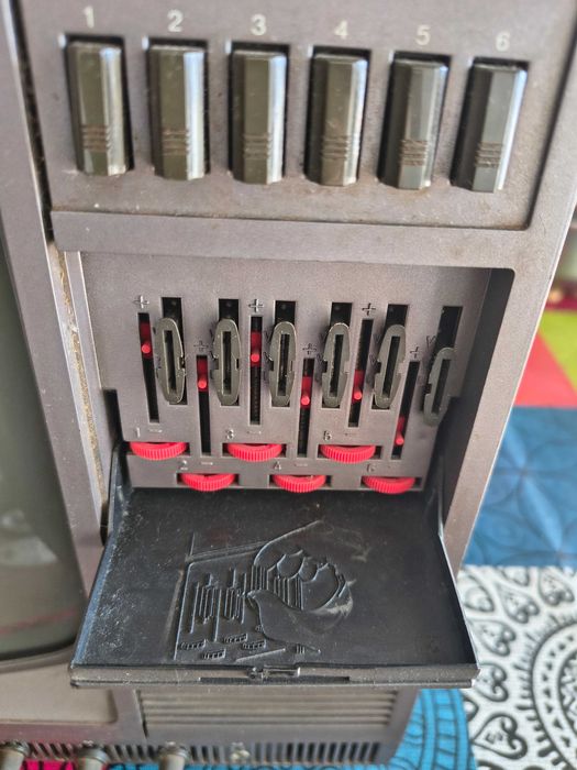 TV retro a preto e branco, a funcionar - Philips TX - ecran 29cm