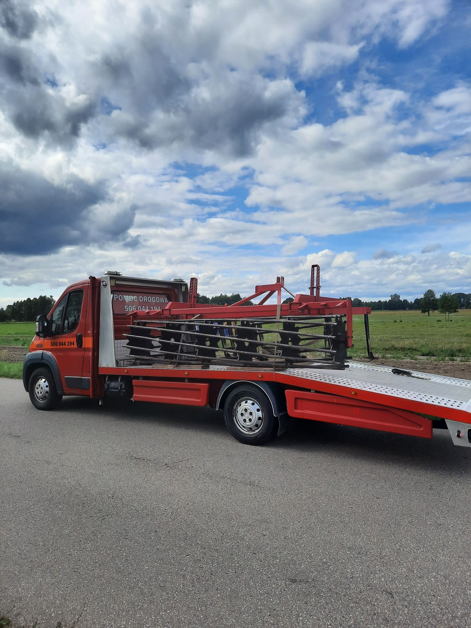 Przewóz maszyn rolniczych transport samochodów laweta pomoc drogowa