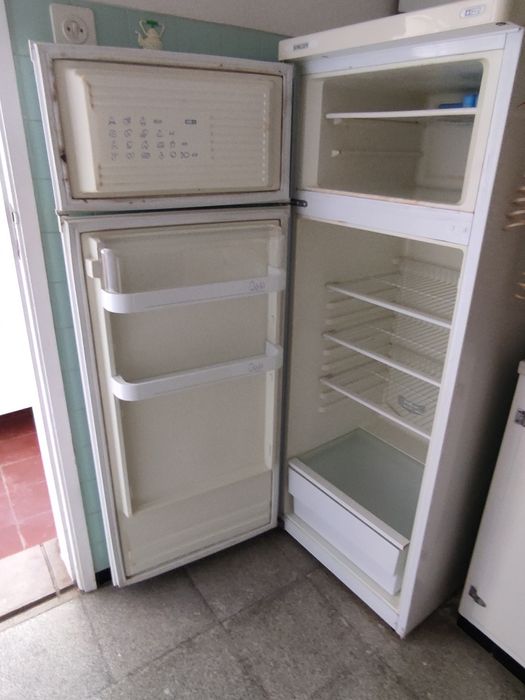 Fririgorífico, móvel e Espremedores.