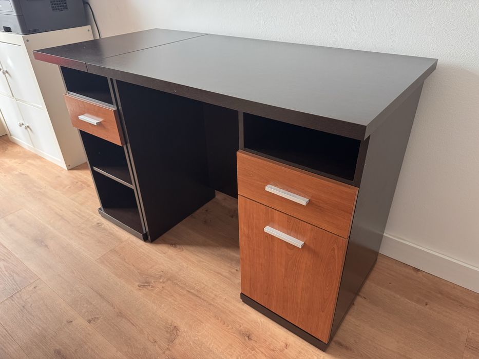 Secretária de madeira com gavetas